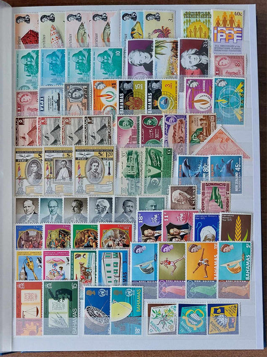 Clasor cu timbre din mai multe tari, serii complete si deparaiate, multa flora-fauna, colonii britanice, Vietnam, cota mare de catalog (Clasor inclus)