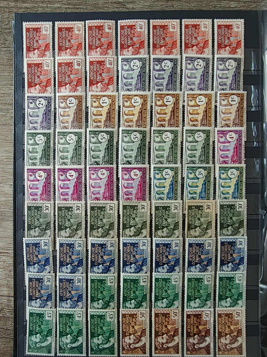 Clasor cu aproximativ 1000 timbre (peste) colonii franceze