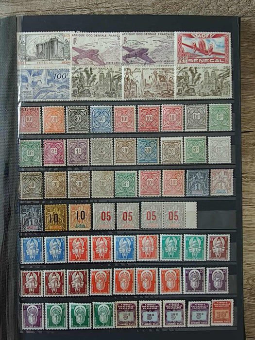 Clasor cu aproximativ 1000 timbre (peste) colonii franceze