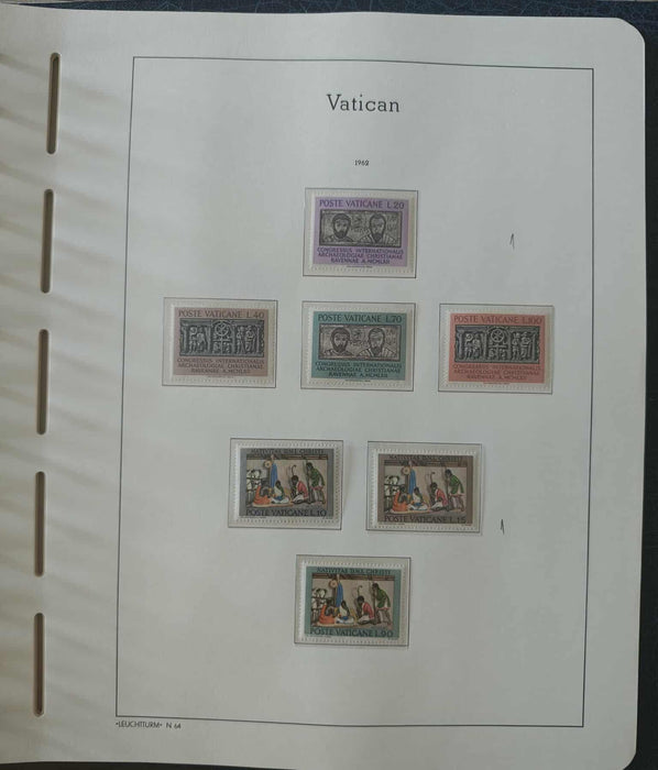 Album ilustrat LEUCHTTURM hingless posete transparente colectie VATICAN 1920-1969 aproximativ 80 serii complete