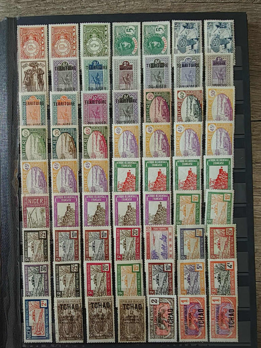 Clasor cu aproximativ 1000 timbre (peste) colonii franceze