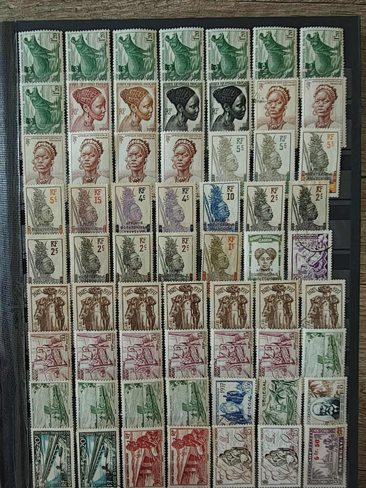 Clasor cu aproximativ 1000 timbre (peste) colonii franceze