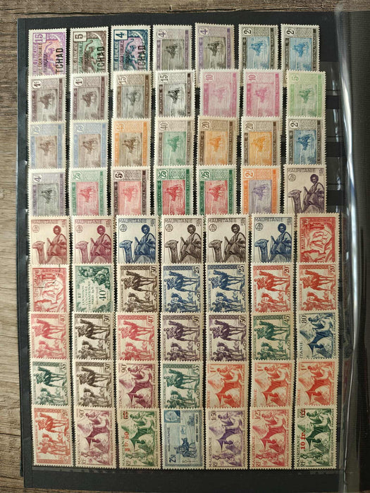 Clasor cu aproximativ 1000 timbre (peste) colonii franceze