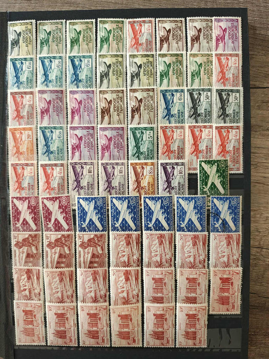 Clasor cu aproximativ 1000 timbre (peste) colonii franceze