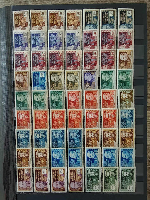 Clasor cu aproximativ 1000 timbre (peste) colonii franceze