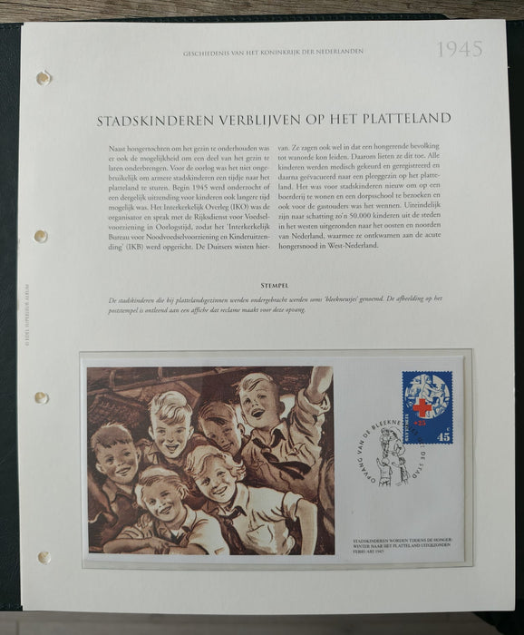 Album/Enciclopedie tematica CRUCEA ROSIE, AL II-lea RAZBOI MONDIAL (WWII), ANIVERSARI, PERSONALITATI contine in jur de 100 plicuri filatelice ilustrate in posete de plastic. Albumul are coperti si caseta din piele.