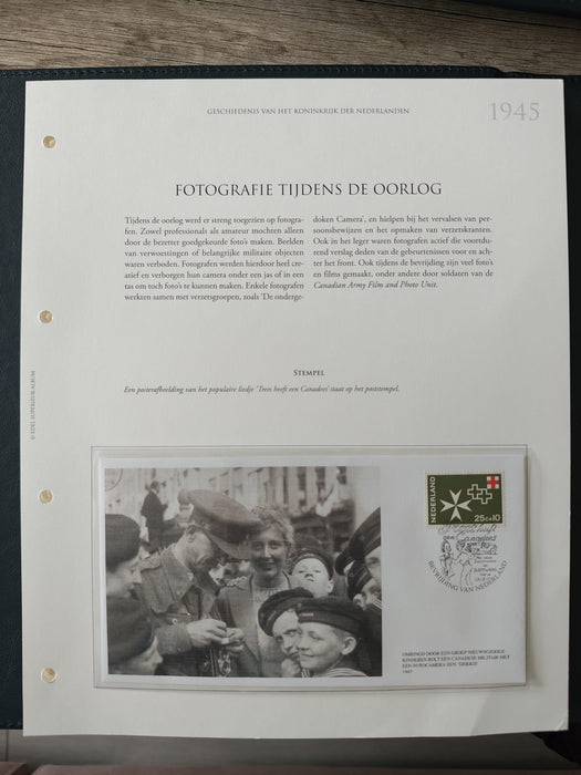 Album/Enciclopedie tematica CRUCEA ROSIE, AL II-lea RAZBOI MONDIAL (WWII), ANIVERSARI, PERSONALITATI contine in jur de 100 plicuri filatelice ilustrate in posete de plastic. Albumul are coperti si caseta din piele.