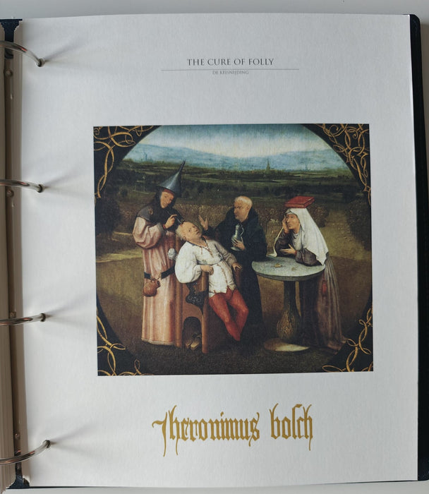 Album/Enciclopedie Hieronymus Bosch tematica ARTA, PICTURA, RELIGIE, EZOTERISM contine aproximativ 100 serii, blocuri ilustrate si maxicarduri in posete de plastic, cu picturi celebre . SUPERB!! Albumul are coperti si caseta din piele.