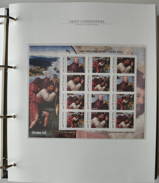 Album/Enciclopedie Hieronymus Bosch tematica ARTA, PICTURA, RELIGIE, EZOTERISM contine aproximativ 100 serii, blocuri ilustrate si maxicarduri in posete de plastic, cu picturi celebre . SUPERB!! Albumul are coperti si caseta din piele.