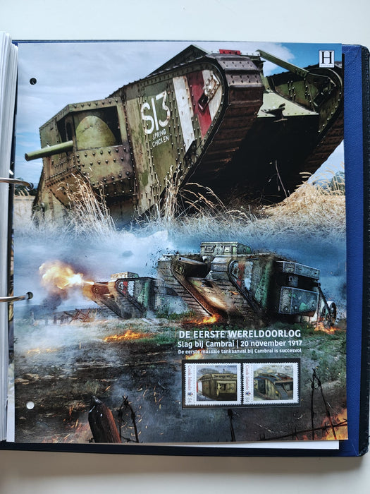 Album/Enciclopedie tematica PRIMUL RAZBOI MONDIAL (WWI), ARTA, PERSONALITATI, MASINI DE LUPTA, ISTORIE contine 62 pagini ilustrate, cu timbre in posete de plastic. SUPERB!! Albumul are coperti si caseta din piele.