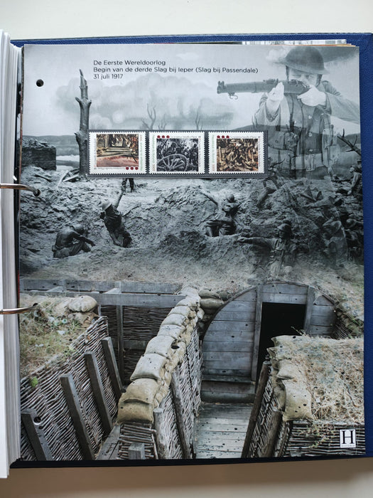 Album/Enciclopedie tematica PRIMUL RAZBOI MONDIAL (WWI), ARTA, PERSONALITATI, MASINI DE LUPTA, ISTORIE contine 62 pagini ilustrate, cu timbre in posete de plastic. SUPERB!! Albumul are coperti si caseta din piele.