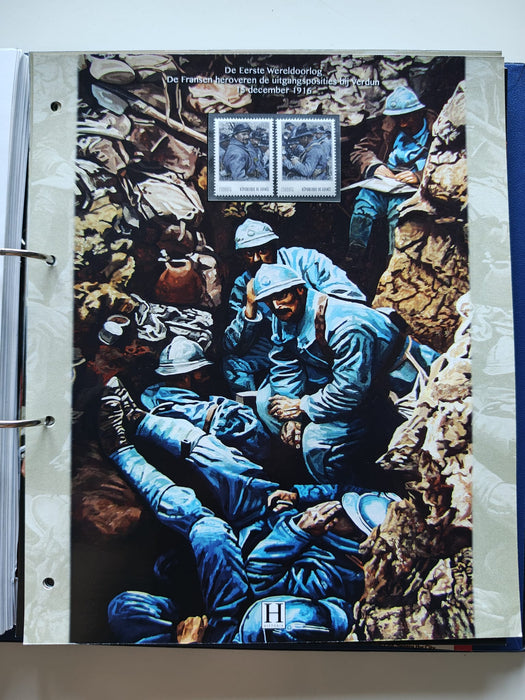 Album/Enciclopedie tematica PRIMUL RAZBOI MONDIAL (WWI), ARTA, PERSONALITATI, MASINI DE LUPTA, ISTORIE contine 62 pagini ilustrate, cu timbre in posete de plastic. SUPERB!! Albumul are coperti si caseta din piele.