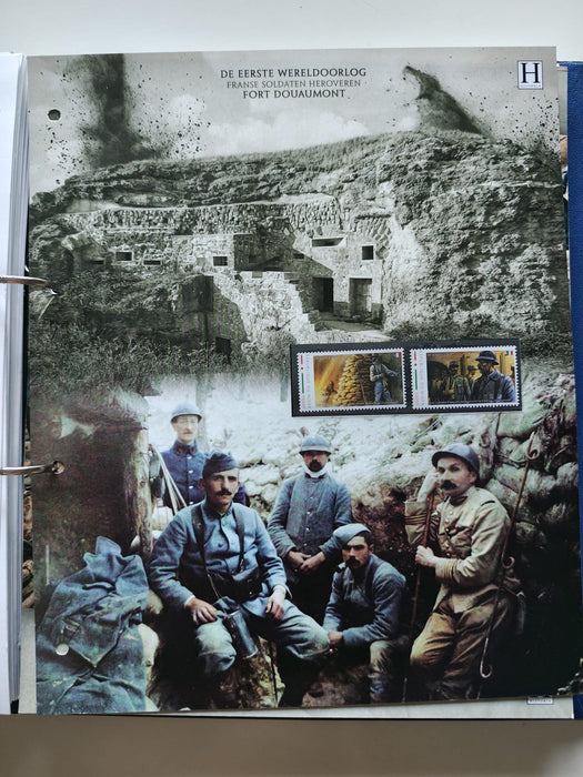 Album/Enciclopedie tematica PRIMUL RAZBOI MONDIAL (WWI), ARTA, PERSONALITATI, MASINI DE LUPTA, ISTORIE contine 62 pagini ilustrate, cu timbre in posete de plastic. SUPERB!! Albumul are coperti si caseta din piele.