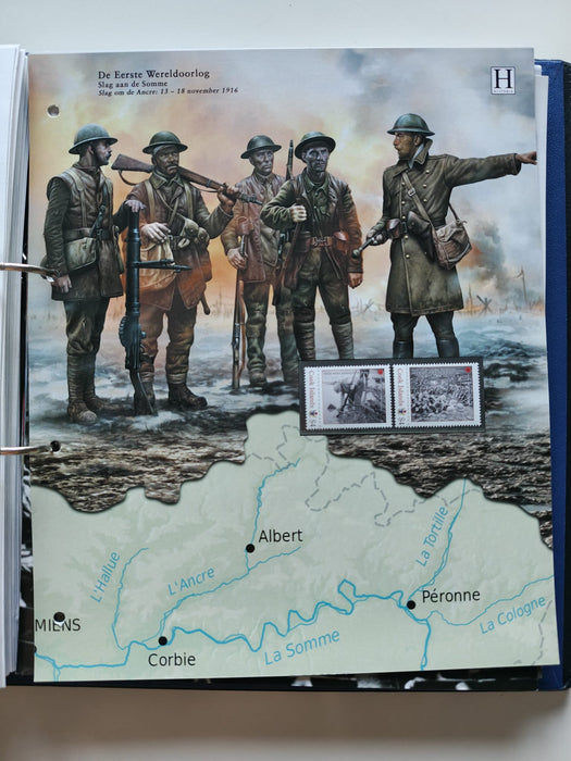 Album/Enciclopedie tematica PRIMUL RAZBOI MONDIAL (WWI), ARTA, PERSONALITATI, MASINI DE LUPTA, ISTORIE contine 62 pagini ilustrate, cu timbre in posete de plastic. SUPERB!! Albumul are coperti si caseta din piele.