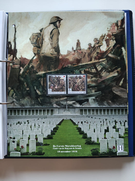 Album/Enciclopedie tematica PRIMUL RAZBOI MONDIAL (WWI), ARTA, PERSONALITATI, MASINI DE LUPTA, ISTORIE contine 62 pagini ilustrate, cu timbre in posete de plastic. SUPERB!! Albumul are coperti si caseta din piele.