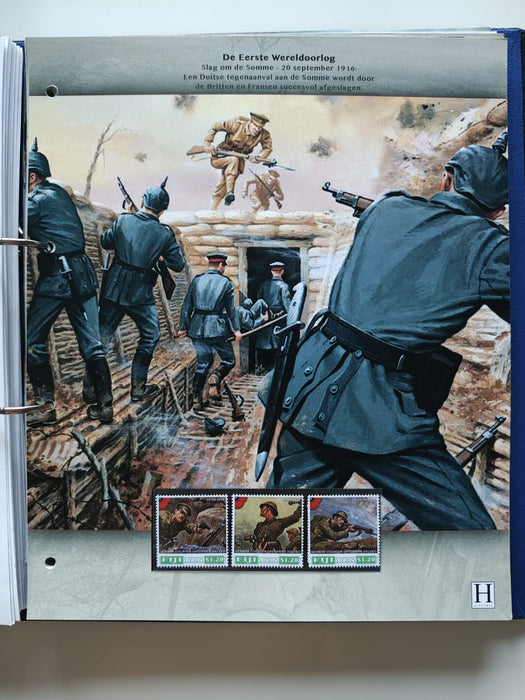 Album/Enciclopedie tematica PRIMUL RAZBOI MONDIAL (WWI), ARTA, PERSONALITATI, MASINI DE LUPTA, ISTORIE contine 62 pagini ilustrate, cu timbre in posete de plastic. SUPERB!! Albumul are coperti si caseta din piele.