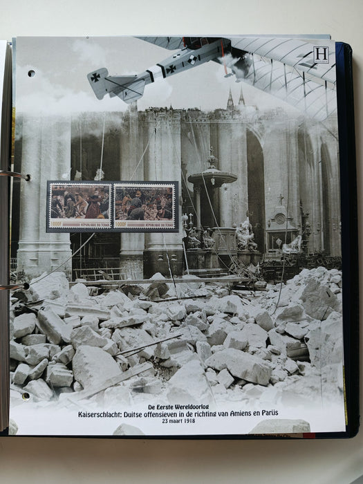 Album/Enciclopedie tematica PRIMUL RAZBOI MONDIAL (WWI), ARTA, PERSONALITATI, MASINI DE LUPTA, ISTORIE contine 62 pagini ilustrate, cu timbre in posete de plastic. SUPERB!! Albumul are coperti si caseta din piele.