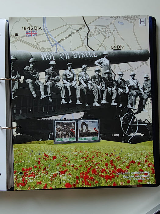 Album/Enciclopedie tematica PRIMUL RAZBOI MONDIAL (WWI), ARTA, PERSONALITATI, MASINI DE LUPTA, ISTORIE contine 62 pagini ilustrate, cu timbre in posete de plastic. SUPERB!! Albumul are coperti si caseta din piele.