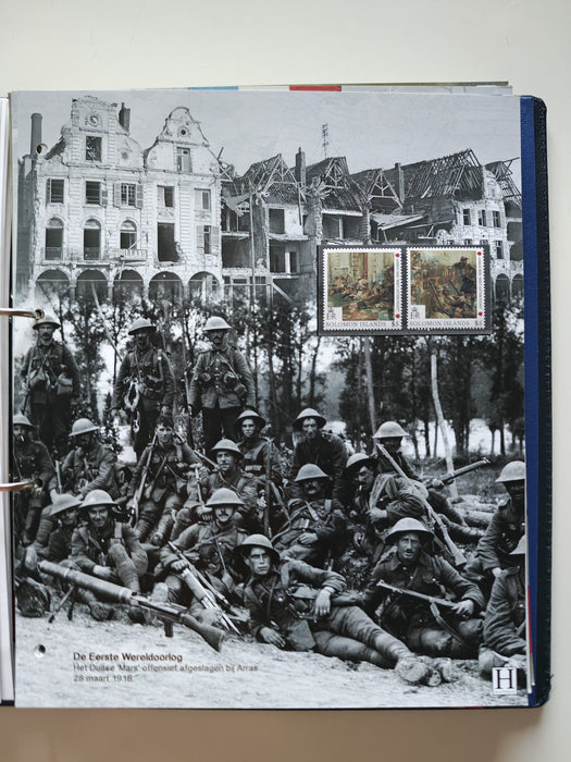 Album/Enciclopedie tematica PRIMUL RAZBOI MONDIAL (WWI), ARTA, PERSONALITATI, MASINI DE LUPTA, ISTORIE contine 62 pagini ilustrate, cu timbre in posete de plastic. SUPERB!! Albumul are coperti si caseta din piele.