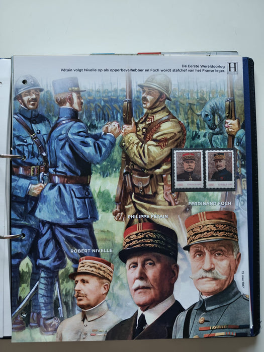 Album/Enciclopedie tematica PRIMUL RAZBOI MONDIAL (WWI), ARTA, PERSONALITATI, MASINI DE LUPTA, ISTORIE contine 62 pagini ilustrate, cu timbre in posete de plastic. SUPERB!! Albumul are coperti si caseta din piele.