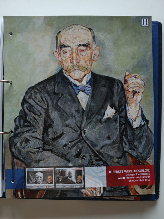 Album/Enciclopedie tematica PRIMUL RAZBOI MONDIAL (WWI), ARTA, PERSONALITATI, MASINI DE LUPTA, ISTORIE contine 62 pagini ilustrate, cu timbre in posete de plastic. SUPERB!! Albumul are coperti si caseta din piele.