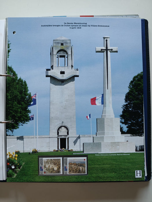 Album/Enciclopedie tematica PRIMUL RAZBOI MONDIAL (WWI), ARTA, PERSONALITATI, MASINI DE LUPTA, ISTORIE contine 62 pagini ilustrate, cu timbre in posete de plastic. SUPERB!! Albumul are coperti si caseta din piele.