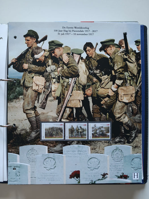 Album/Enciclopedie tematica PRIMUL RAZBOI MONDIAL (WWI), ARTA, PERSONALITATI, MASINI DE LUPTA, ISTORIE contine 62 pagini ilustrate, cu timbre in posete de plastic. SUPERB!! Albumul are coperti si caseta din piele.