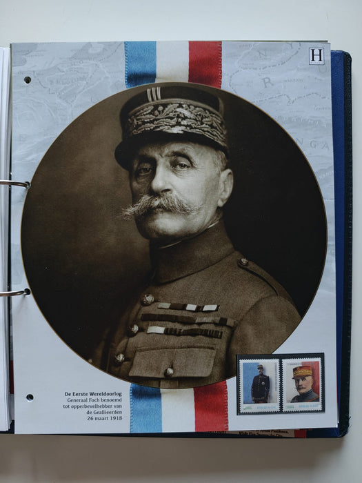 Album/Enciclopedie tematica PRIMUL RAZBOI MONDIAL (WWI), ARTA, PERSONALITATI, MASINI DE LUPTA, ISTORIE contine 62 pagini ilustrate, cu timbre in posete de plastic. SUPERB!! Albumul are coperti si caseta din piele.