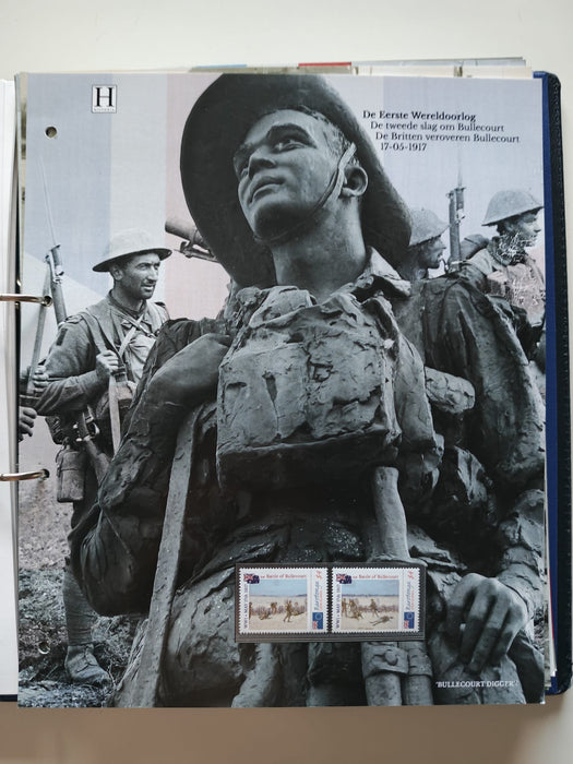 Album/Enciclopedie tematica PRIMUL RAZBOI MONDIAL (WWI), ARTA, PERSONALITATI, MASINI DE LUPTA, ISTORIE contine 62 pagini ilustrate, cu timbre in posete de plastic. SUPERB!! Albumul are coperti si caseta din piele.