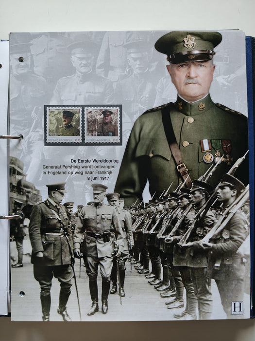 Album/Enciclopedie tematica PRIMUL RAZBOI MONDIAL (WWI), ARTA, PERSONALITATI, MASINI DE LUPTA, ISTORIE contine 62 pagini ilustrate, cu timbre in posete de plastic. SUPERB!! Albumul are coperti si caseta din piele.