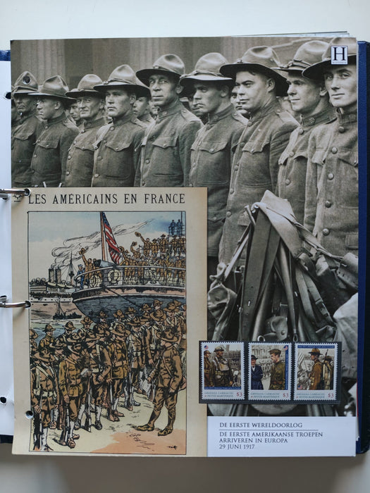 Album/Enciclopedie tematica PRIMUL RAZBOI MONDIAL (WWI), ARTA, PERSONALITATI, MASINI DE LUPTA, ISTORIE contine 62 pagini ilustrate, cu timbre in posete de plastic. SUPERB!! Albumul are coperti si caseta din piele.