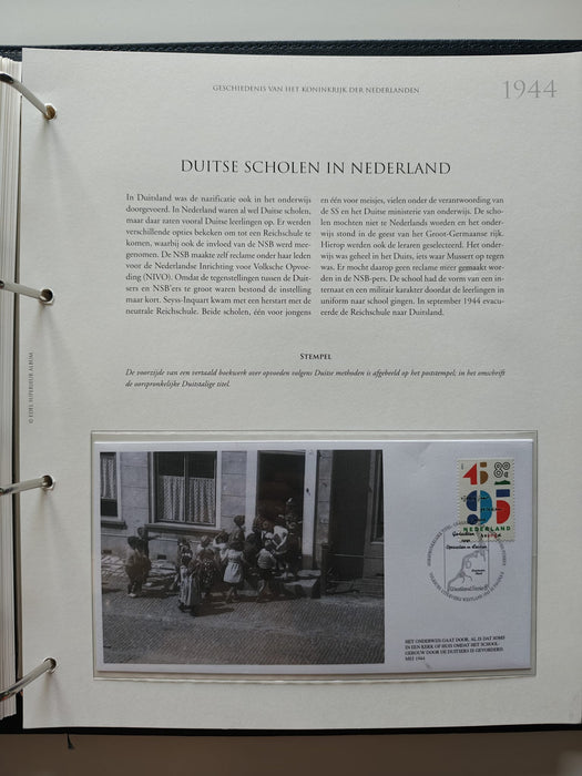 Album/Enciclopedie tematica CRUCEA ROSIE, AL II-lea RAZBOI MONDIAL (WWII), ANIVERSARI, PERSONALITATI contine in jur de 100 plicuri filatelice ilustrate in posete de plastic. Albumul are coperti si caseta din piele.