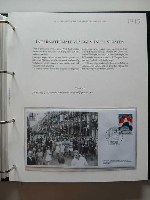 Album/Enciclopedie tematica CRUCEA ROSIE, AL II-lea RAZBOI MONDIAL (WWII), ANIVERSARI, PERSONALITATI contine in jur de 100 plicuri filatelice ilustrate in posete de plastic. Albumul are coperti si caseta din piele.