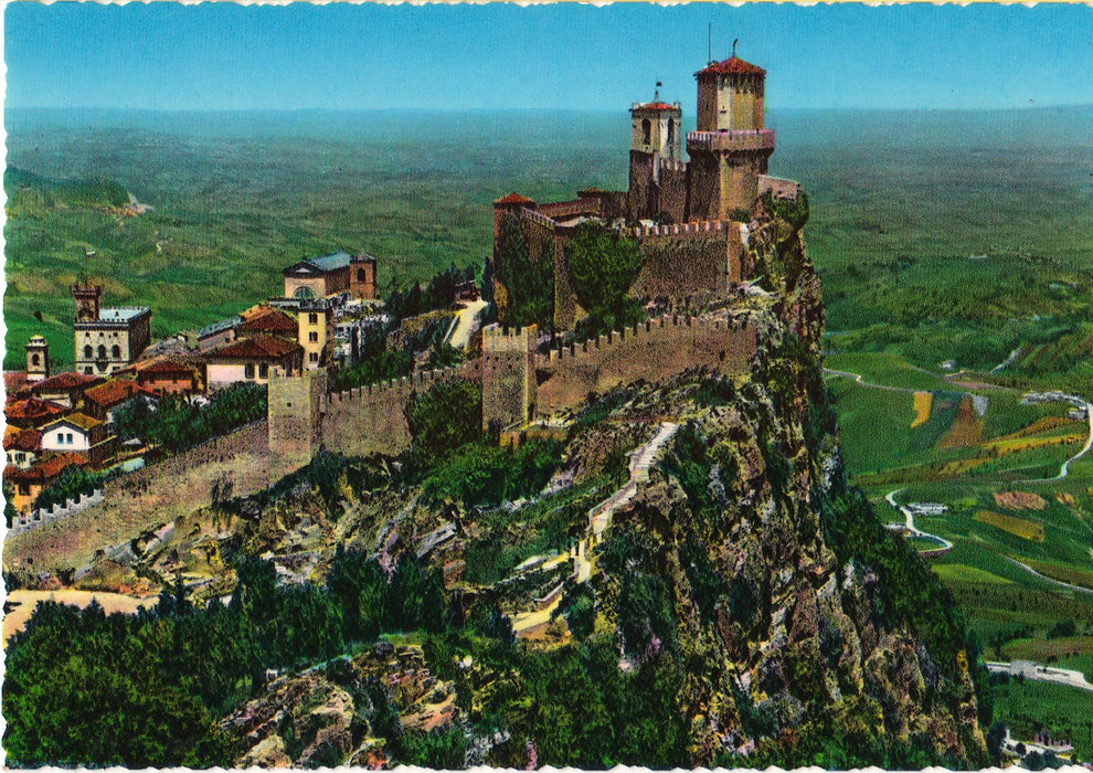 Postcard Italia Repubblica di San Marino - La citta e la mura castellane (TIP A)